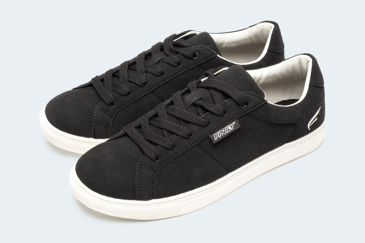 How to wear black trainers